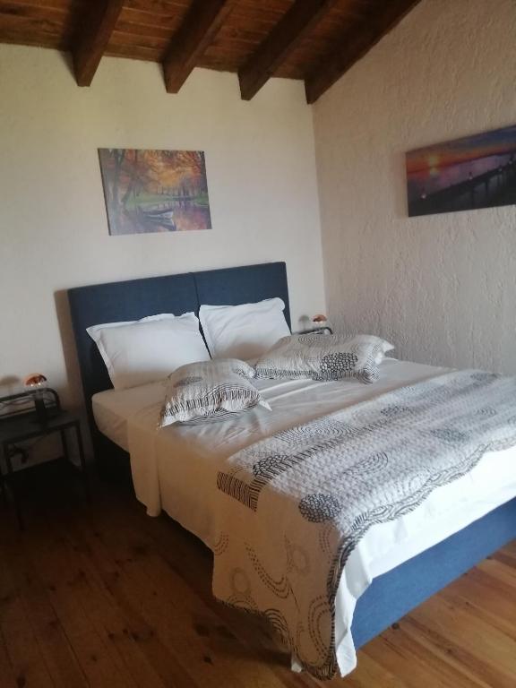 Postel nebo postele na pokoji v ubytování Platanos Estate