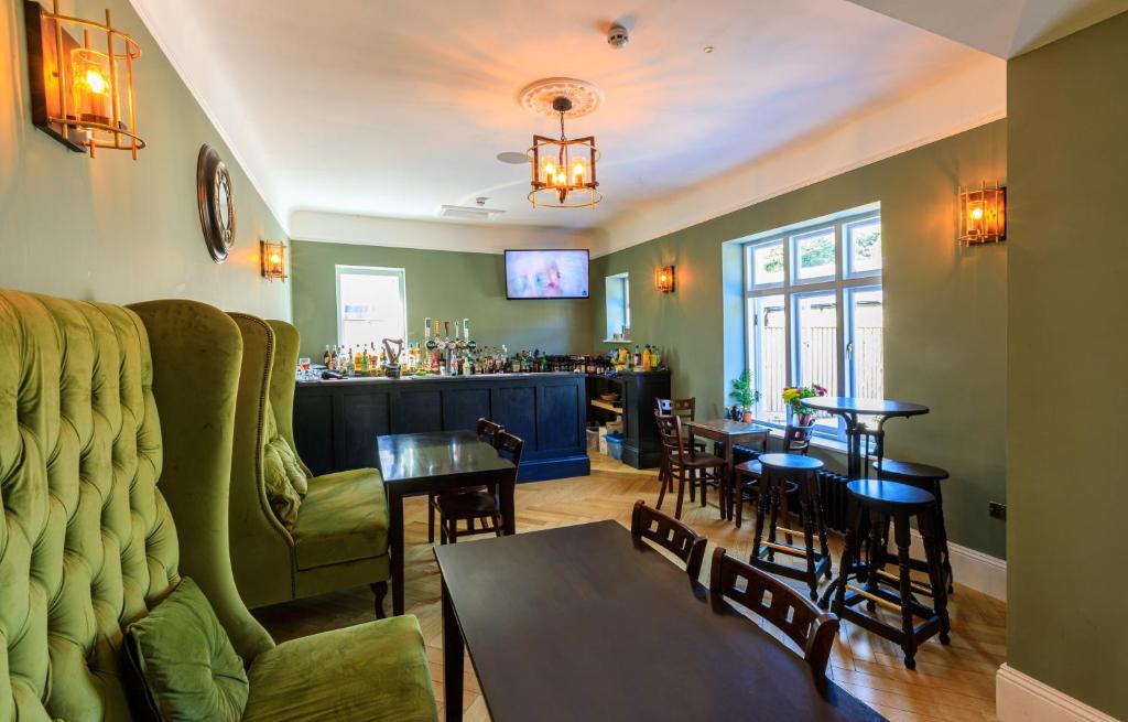 uma sala de estar com um sofá e um bar em Picton-House em St Clears