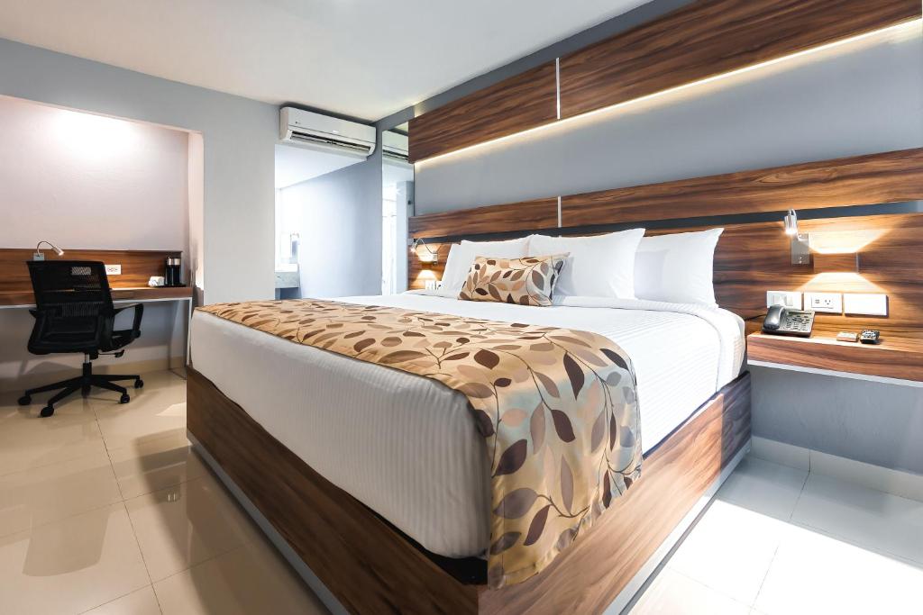 Кровать или кровати в номере Sleep Inn Monterrey Norte