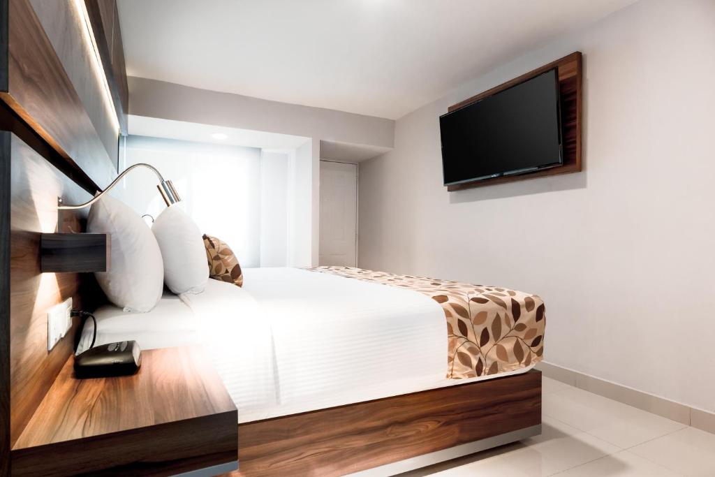 Postel nebo postele na pokoji v ubytování Sleep Inn Monterrey Norte