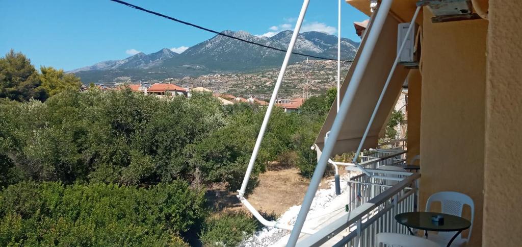 Vista generica sulle montagne o vista sulle montagne dall'interno della locanda