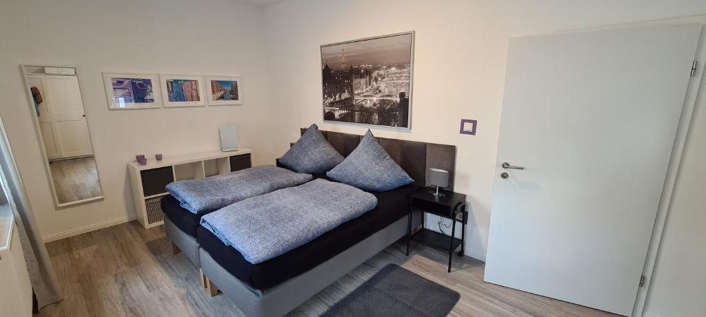 sypialnia z łóżkiem z niebieskimi poduszkami w obiekcie Appartement Lavendel, Ferienwohnung mit eigenem Eingang wie ein kleines Haus w mieście Bad Salzuflen