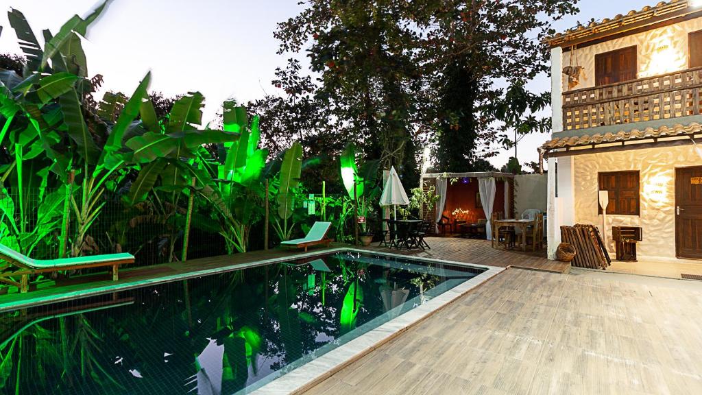 uma piscina em frente a uma casa em Villa Handam em Arraial d'Ajuda