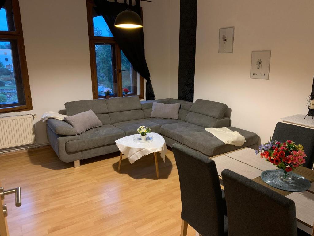sala de estar con sofá y mesa en Ferienwohnung Rico en Quedlinburg