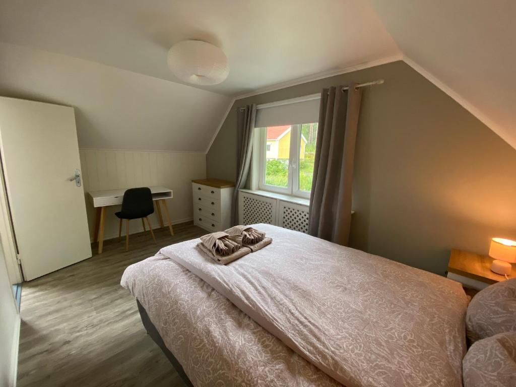 1 dormitorio con cama, ventana y escritorio en Holiday Home Mjällom, en Mjällom
