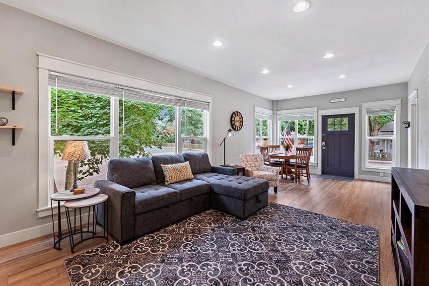 Χώρος καθιστικού στο Cozy Chic Home In Downtown Loveland!