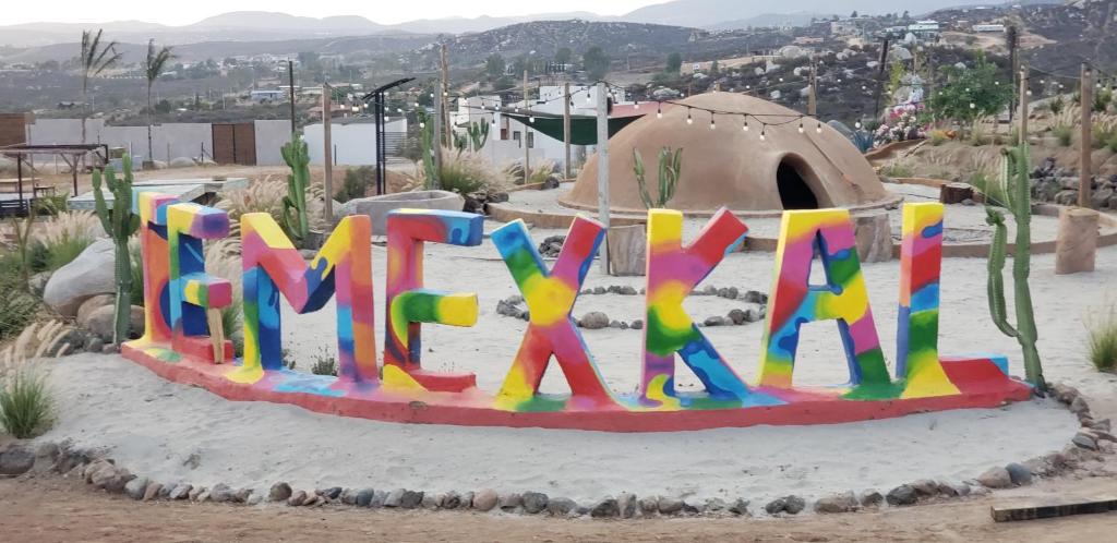 Znak z napisem "mama w piasku na pustyni" w obiekcie TEMEXKAL RESORT w mieście Ensenada