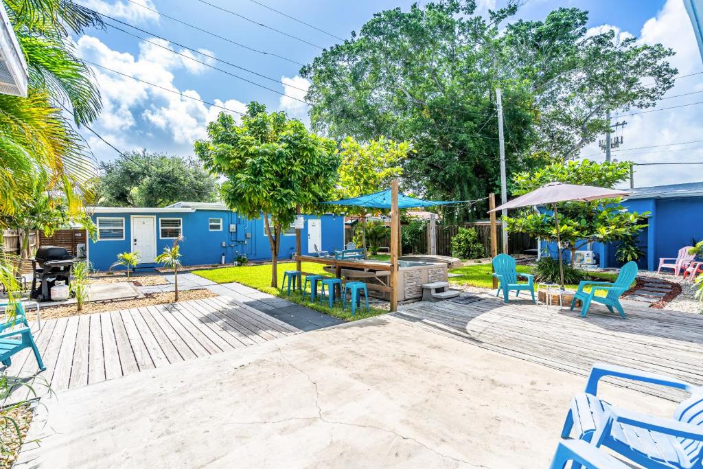 una casa azul con mesa de picnic y sillas en The Blue House Fort Lauderdale Airport/Cruise, en Fort Lauderdale
