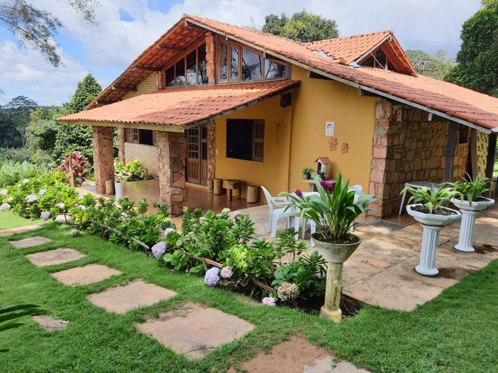 une maison avec un jardin en face dans l'établissement Sítio São Judas Tadeu, à Viçosa do Ceará