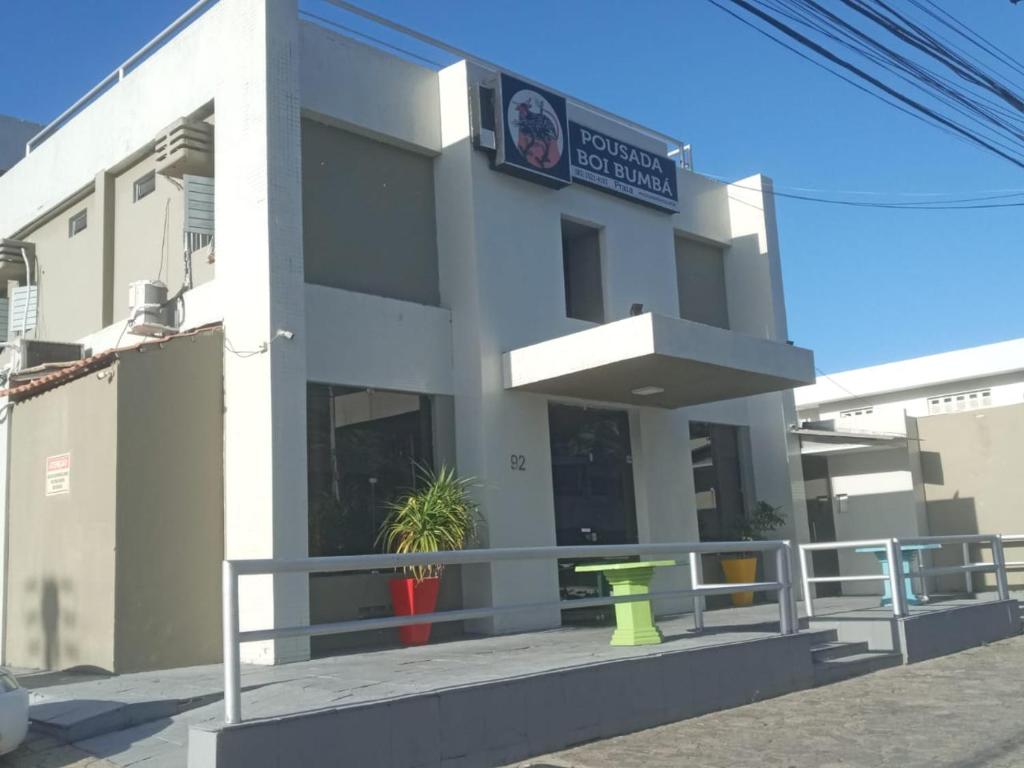 ein Gebäude mit einer grünen Bank davor in der Unterkunft Pousada Boi Bumbá Praia in João Pessoa