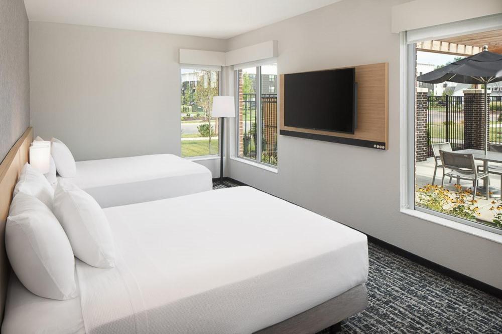 een hotelkamer met 2 bedden en een flatscreen-tv bij Hyatt Place Murfreesboro in Murfreesboro