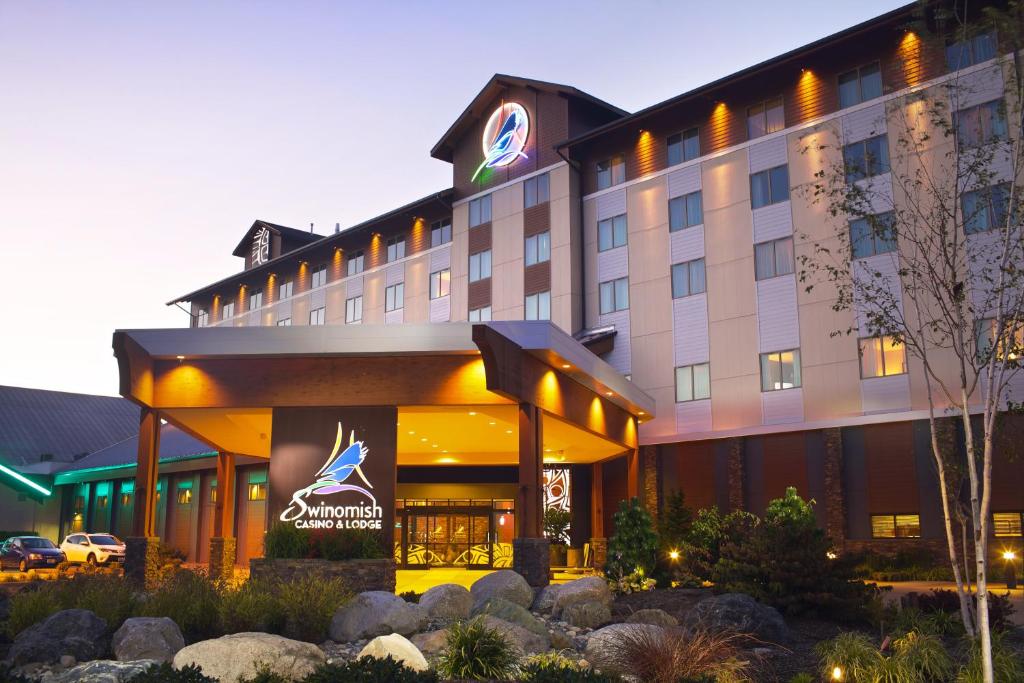 Swinomish Casino & Lodge في أناكورتس: تقديم فندق الاسكان بالليل