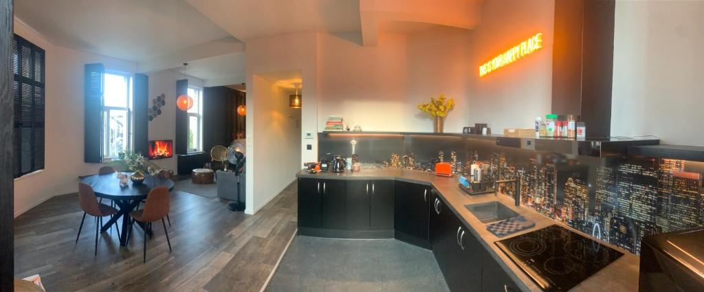 een keuken met een bar en een eetkamer bij Mastersuite at Antwerp Theaterdistrict in Antwerpen