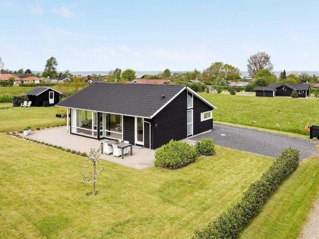 uma casa negra num campo com um quintal em 7 person holiday home in Nordborg em Nordborg