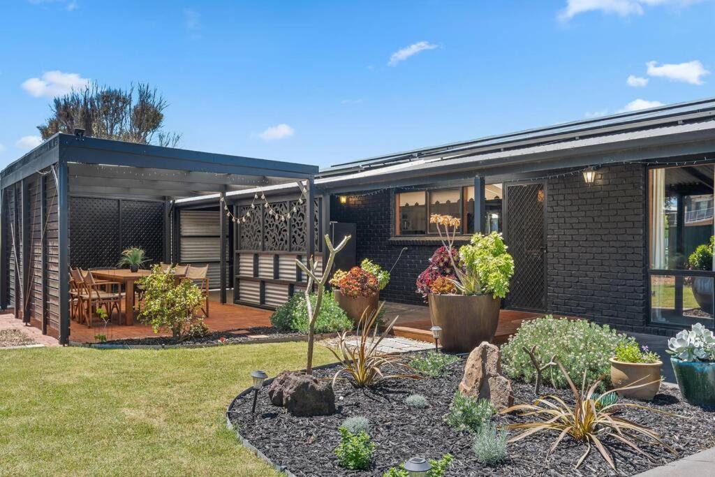 ein Haus mit einem Garten davor in der Unterkunft Black Pearl - Aldinga Beach - C21 SouthCoast Holidays in Aldinga Beach