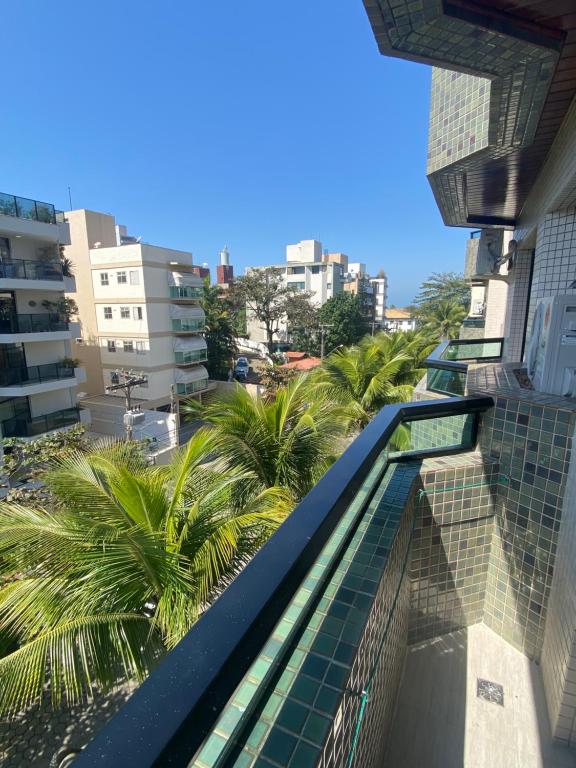 una vista dal balcone di un edificio con palme di Apto a 2 min a Pé da Praia - Edificio Monte Carmel a Guarujá