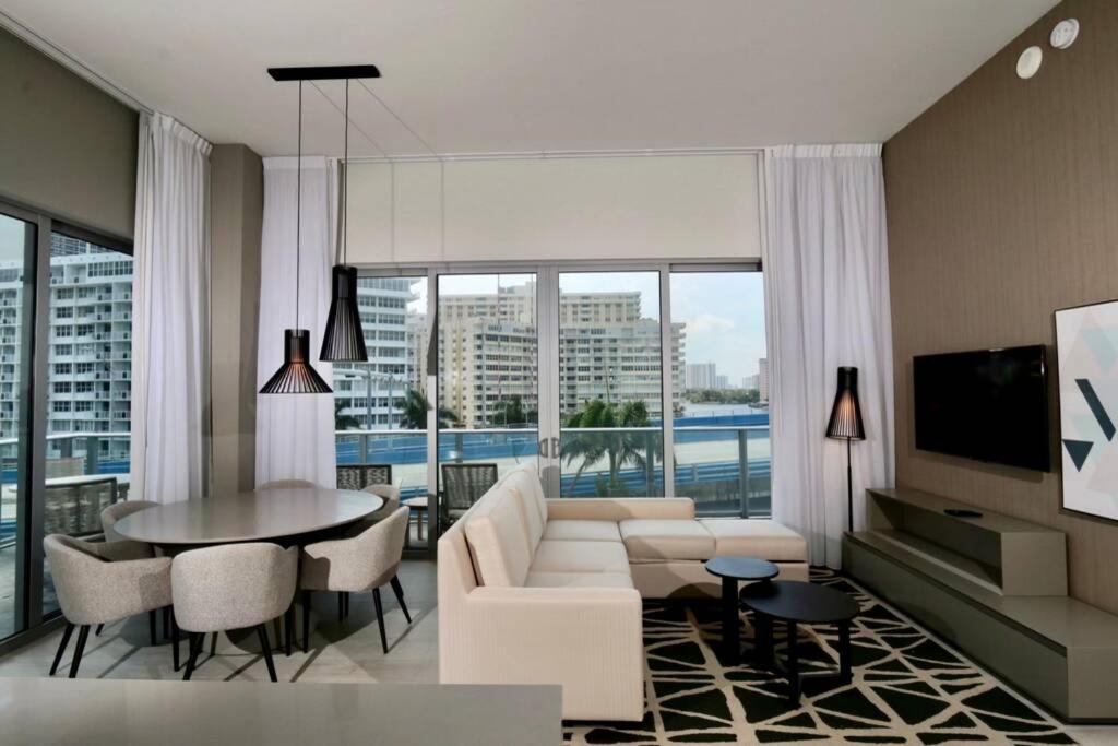 Luxury Two Bed Two Bath Beach Resort Condo 35 USD resort fee per day - Two-Bedroom Apartment