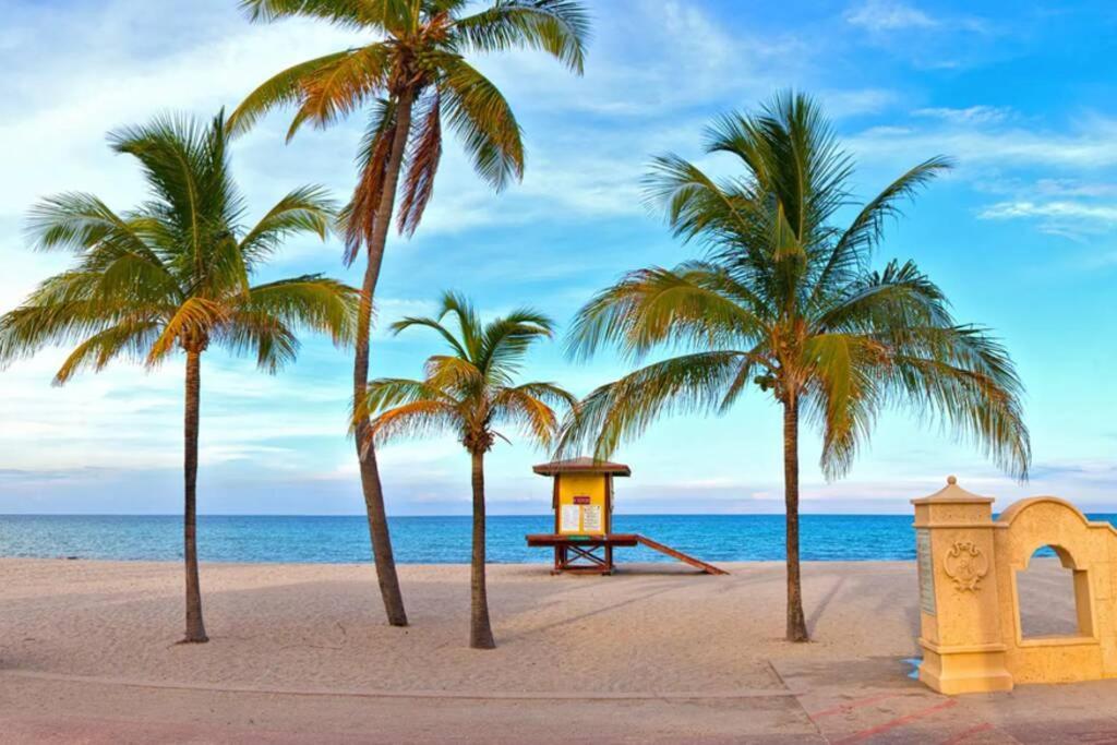 een speeltuin op een strand met palmbomen en de oceaan bij Luxury Two Bed Two Bath Beach Resort Condo 35 USD resort fee per day in Hollywood