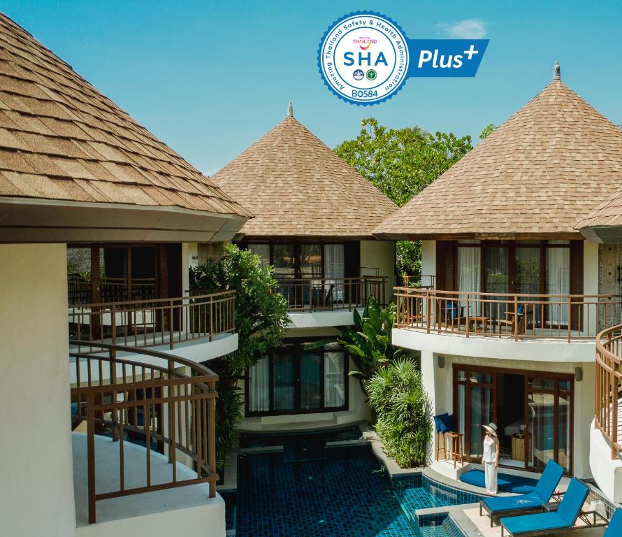 une villa avec une piscine dans un complexe dans l'établissement Bangsak Village - Adults Only - SHA Extra Plus, à Khao Lak