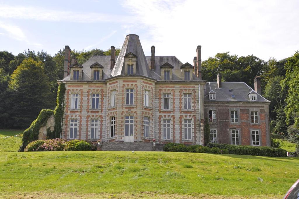 蒙特勒伊濱海的住宿－Château de la Caloterie，一座树木茂密的山丘上的古老豪宅