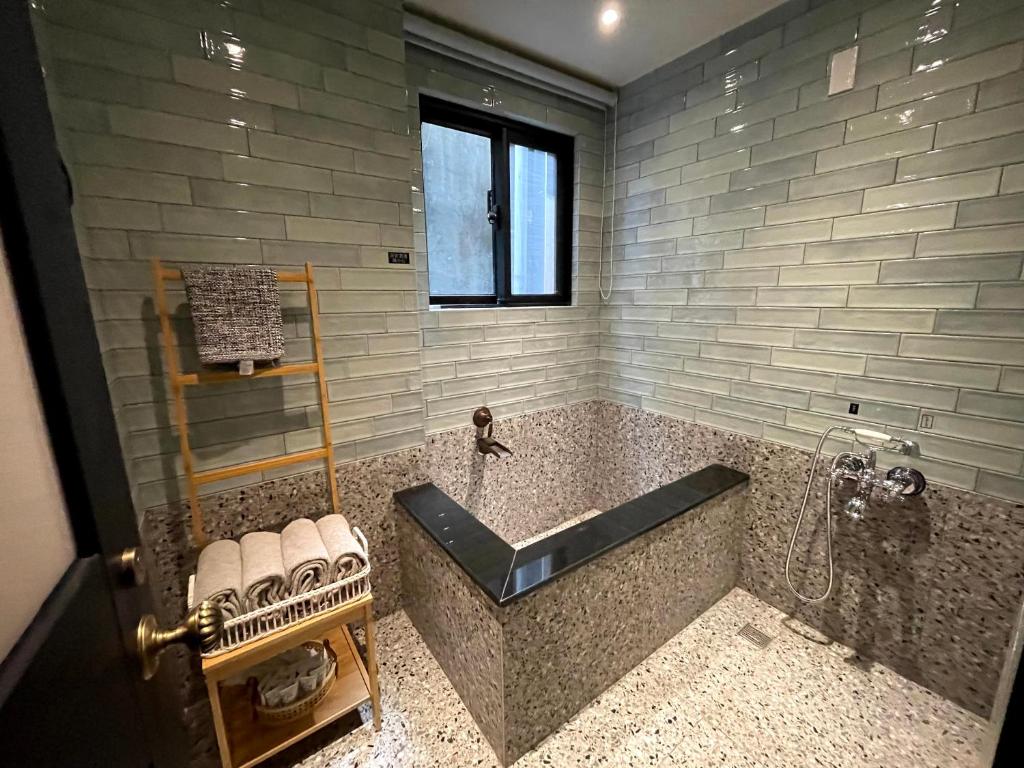 Et badeværelse på 三田包棟旅宿MITA Inn