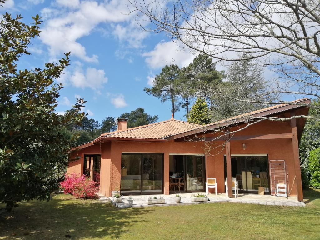 Casa con ventana grande y techo en Landes OCEANES - Chambres privées dans villa avec jardin en Lit-et-Mixe