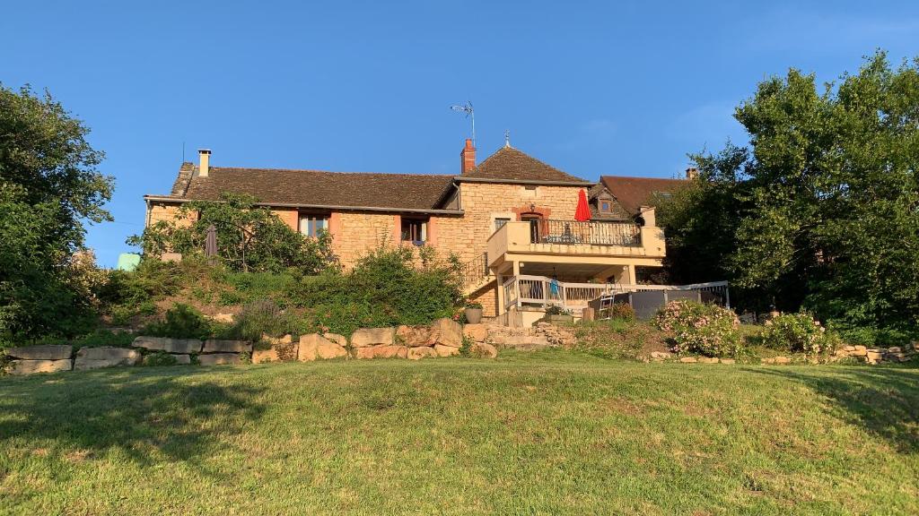 Cette grande maison en briques dispose d'un balcon sur la cour. dans l'établissement La Maison de la Colline, 