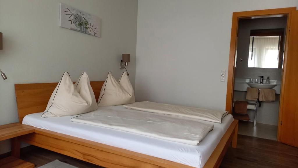 Postel nebo postele na pokoji v ubytování Weingut Gastehaus Palkowitsch