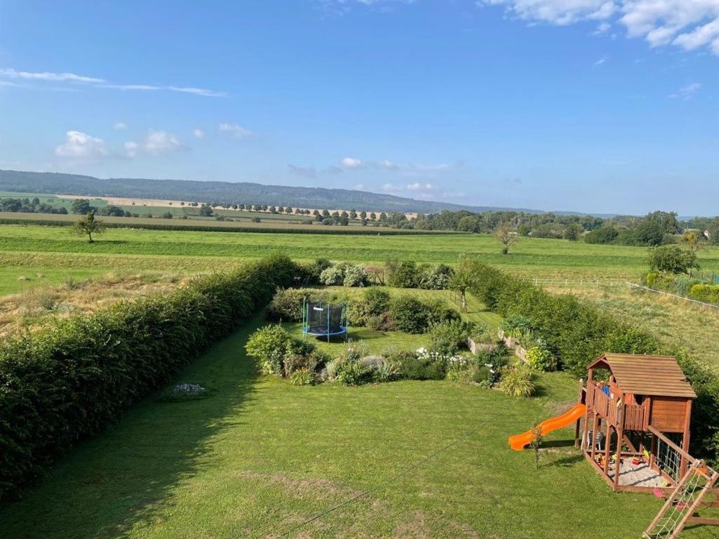 una vista aérea de un parque infantil en un campo en Stadtnahe Komfortferienwohnung für Familien und Geschäftsreisende, en Hildesheim