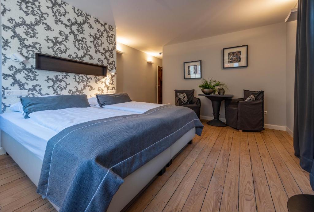 Postel nebo postele na pokoji v ubytování Hotel zur Krone