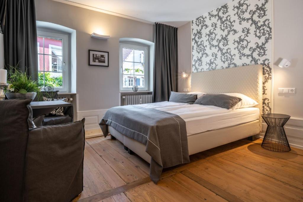 Postel nebo postele na pokoji v ubytování Hotel zur Krone