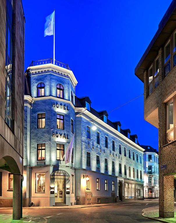 un edificio con una bandiera in cima di Hotel Royal a Göteborg