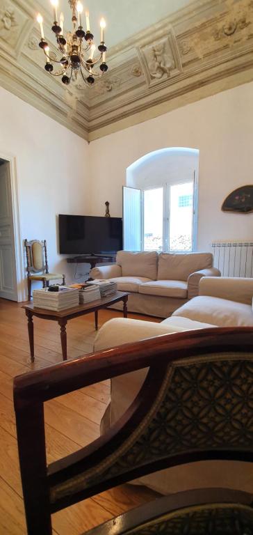 een woonkamer met een bank en een tafel bij Il Cortile del Marchese Beccadelli in Sambuca di Sicilia