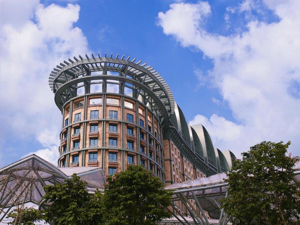 Resorts World Sentosa - Hotel Michael في سنغافورة: مبنى طويل عليه قبة