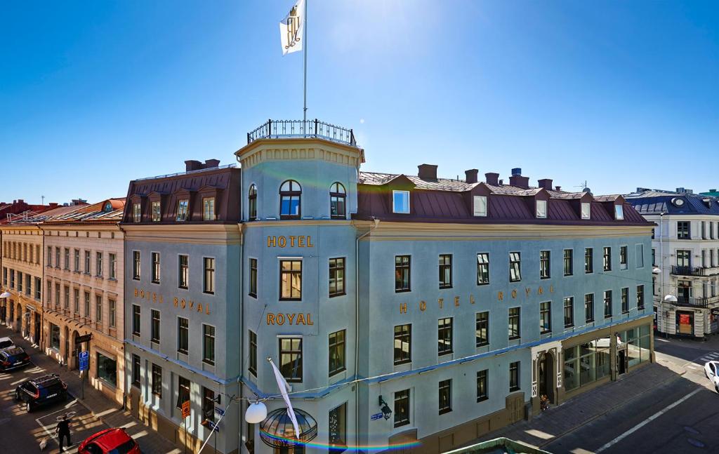 ein großes Gebäude mit einer Flagge darüber in der Unterkunft Hotel Royal in Göteborg