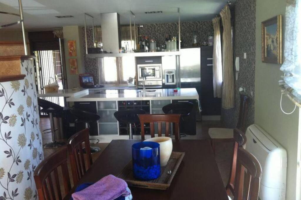 a kitchen and dining room with a table and chairs at EL ENREO JARAS -Urbanización Las Jaras Córdoba in Córdoba