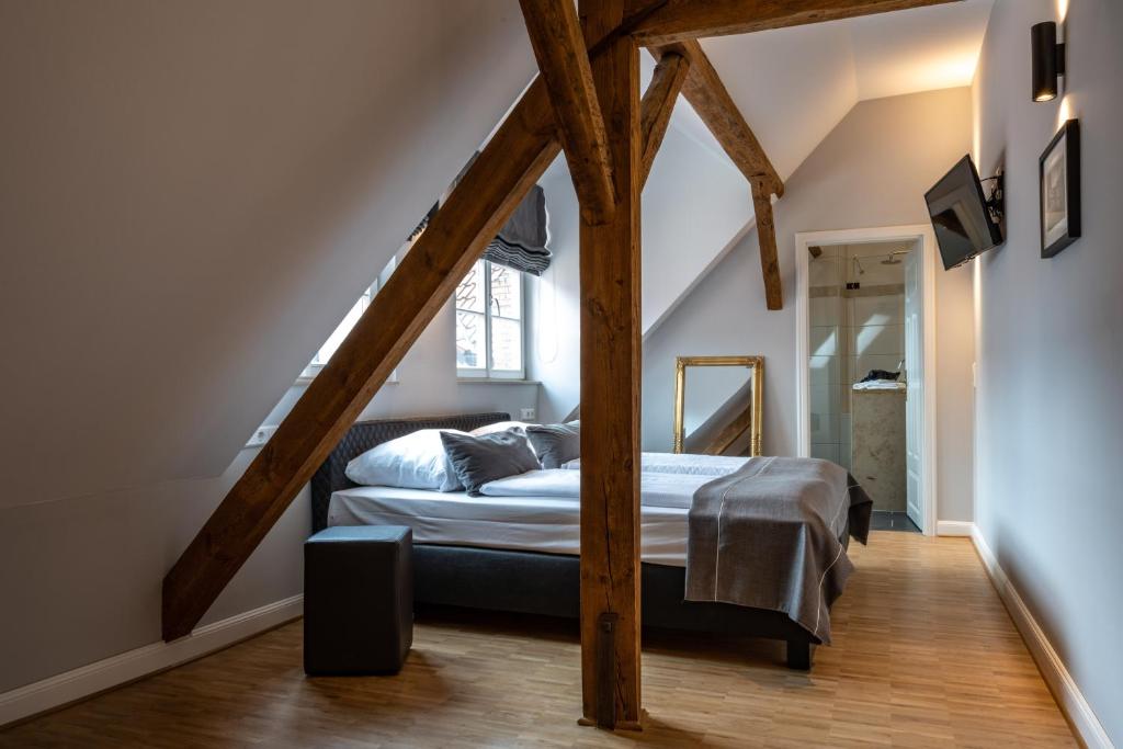 Postel nebo postele na pokoji v ubytování Hotel zur Krone