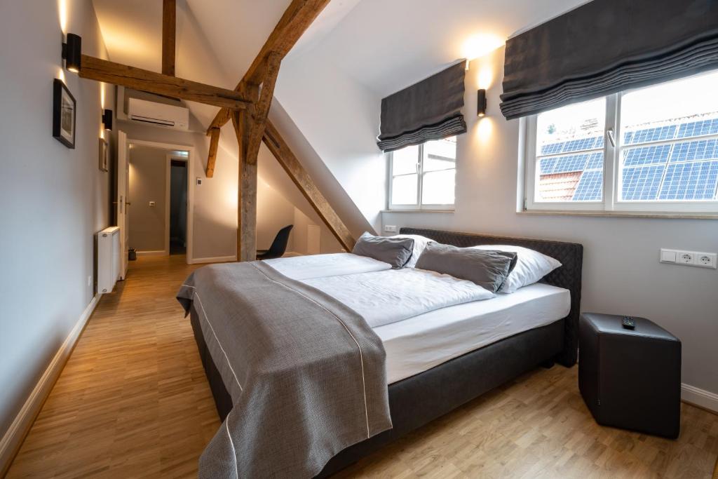 Postel nebo postele na pokoji v ubytování Hotel zur Krone