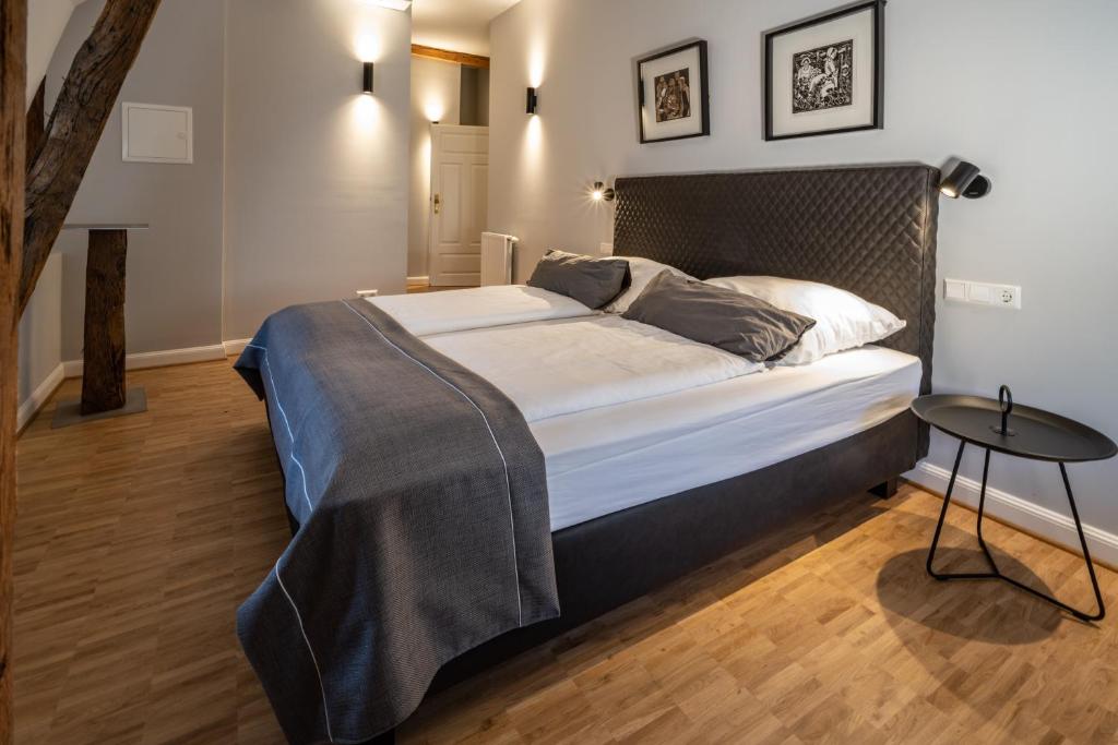 Postel nebo postele na pokoji v ubytování Hotel zur Krone