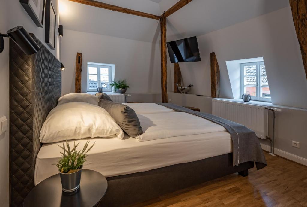 Postel nebo postele na pokoji v ubytování Hotel zur Krone