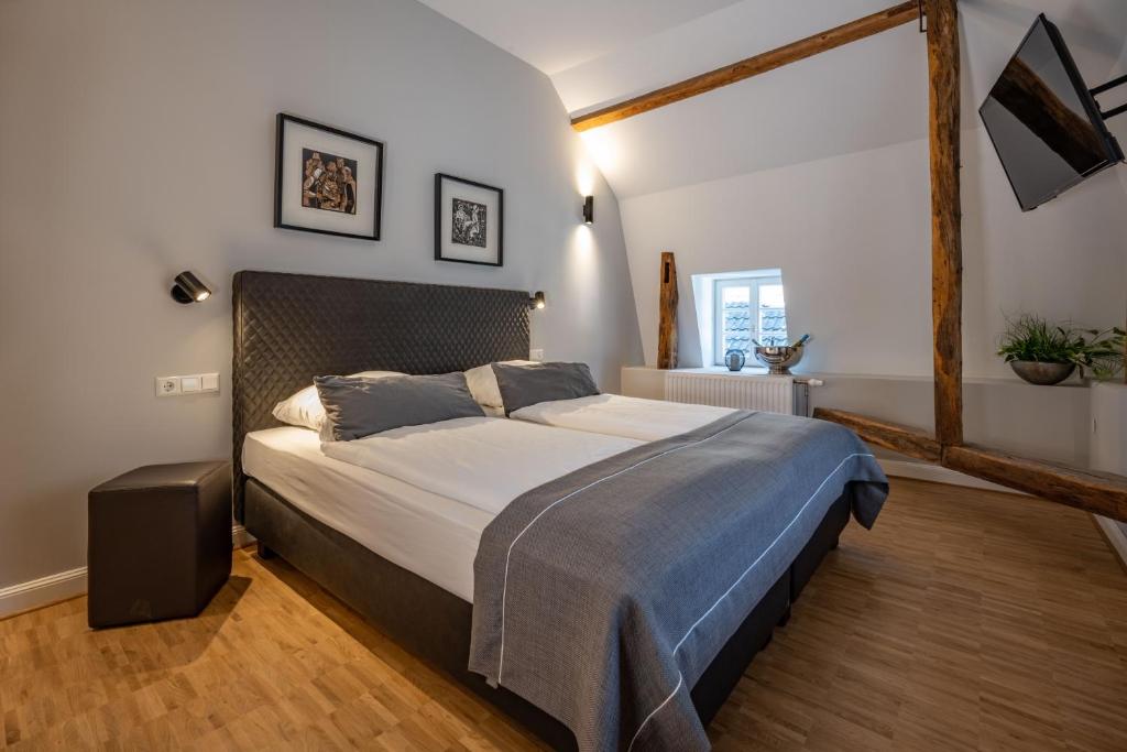 Postel nebo postele na pokoji v ubytování Hotel zur Krone