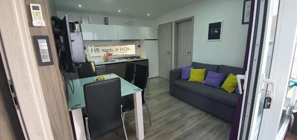 Kuchyň nebo kuchyňský kout v ubytování Pirovac Premium Luksuzni Mobile-Home on the beach 6 ležaja satelit tv wifi klima 2 x wc velika terasa full opremljena ljubimci dozvoljeni parkirno mjesto 10m do plaže pogodno za djecu mali obiteljski kamp 100m do centra mjesta