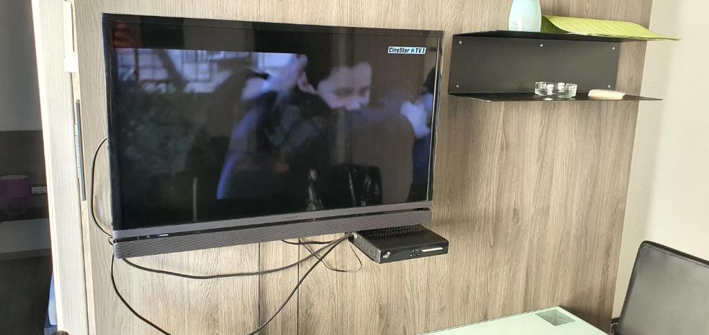 TV a/nebo společenská místnost v ubytování Pirovac Premium Luksuzni Mobile-Home on the beach 6 ležaja satelit tv wifi klima 2 x wc velika terasa full opremljena ljubimci dozvoljeni parkirno mjesto 10m do plaže pogodno za djecu mali obiteljski kamp 100m do centra mjesta