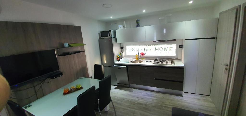 Kuchyň nebo kuchyňský kout v ubytování Pirovac Premium Luksuzni Mobile-Home on the beach 6 ležaja satelit tv wifi klima 2 x wc velika terasa full opremljena ljubimci dozvoljeni parkirno mjesto 10m do plaže pogodno za djecu mali obiteljski kamp 100m do centra mjesta