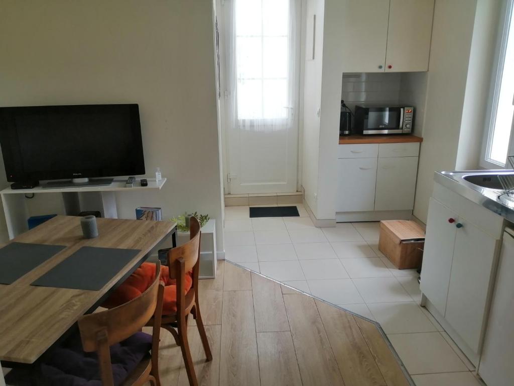 Kuchyň nebo kuchyňský kout v ubytování Petite maisonnette atypique et son jardinet