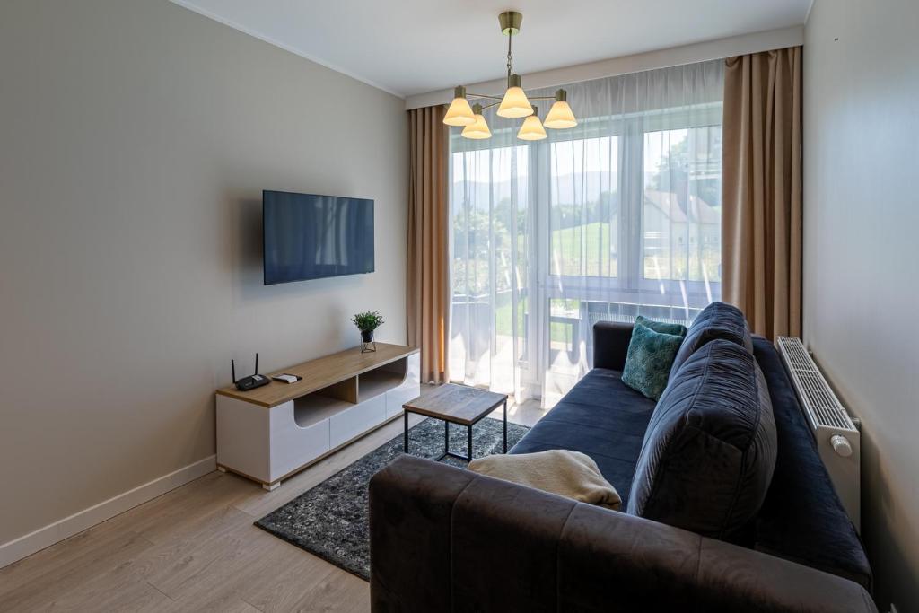 Televízia a/alebo spoločenská miestnosť v ubytovaní Przytulne Apartamenty Sun Seasons 24 z Pięknym Widokiem w Szklarskiej Porębie by Noclegi Renters