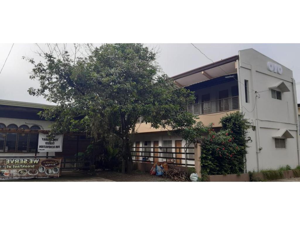 een gebouw met een boom ervoor bij OYO 558 Edilberto's Place in Tagum