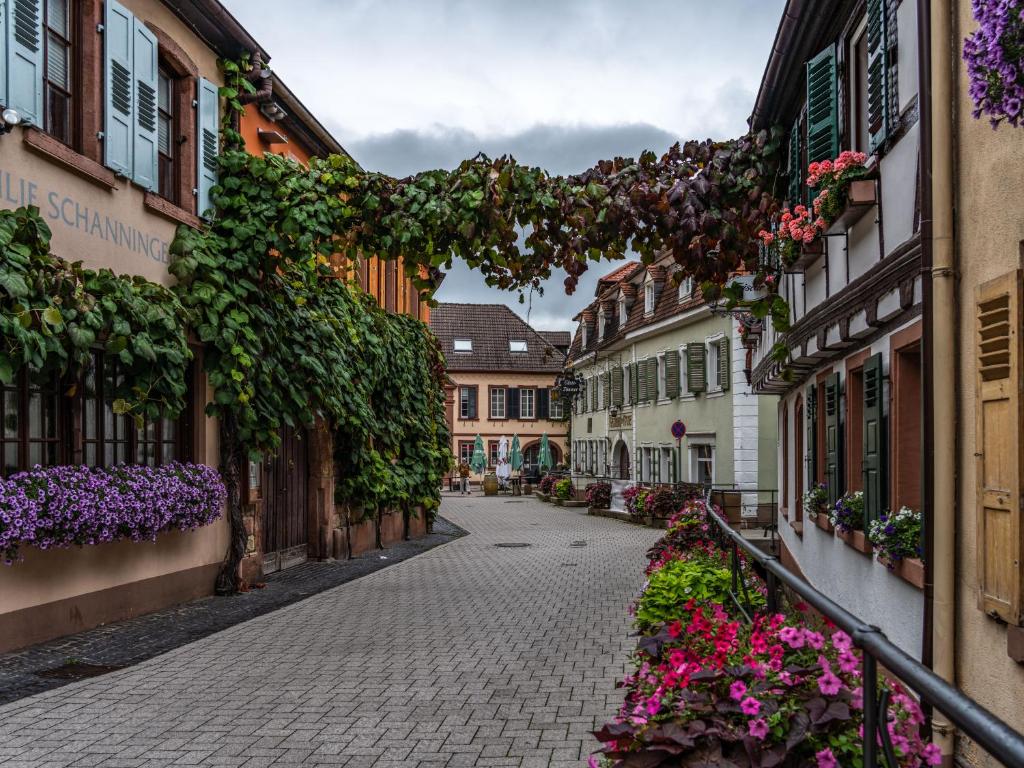 una calle adoquinada en una ciudad con flores en Hotel zur Krone, en Sankt Martin