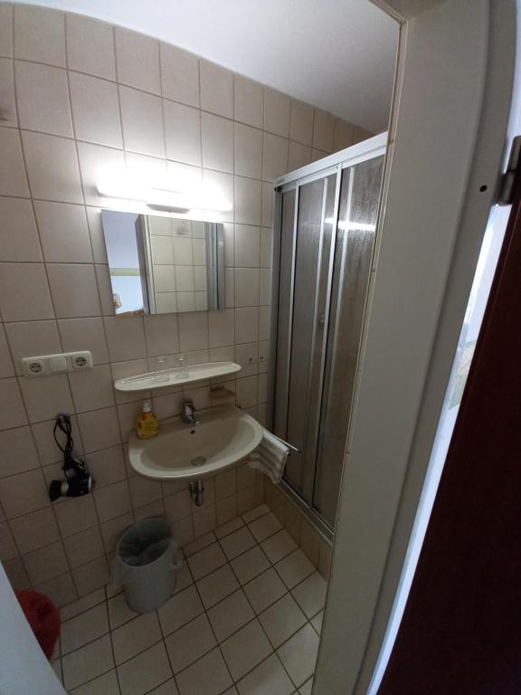 Koupelna v ubytování Lallinger Hof