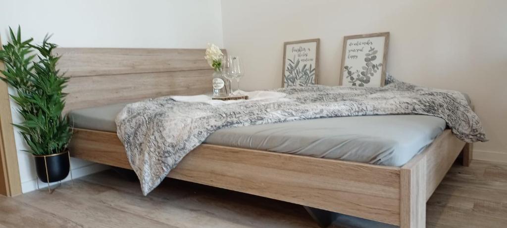 1 dormitorio con 1 cama con cabecero de madera en Apartmán Dvojka, en Náchod